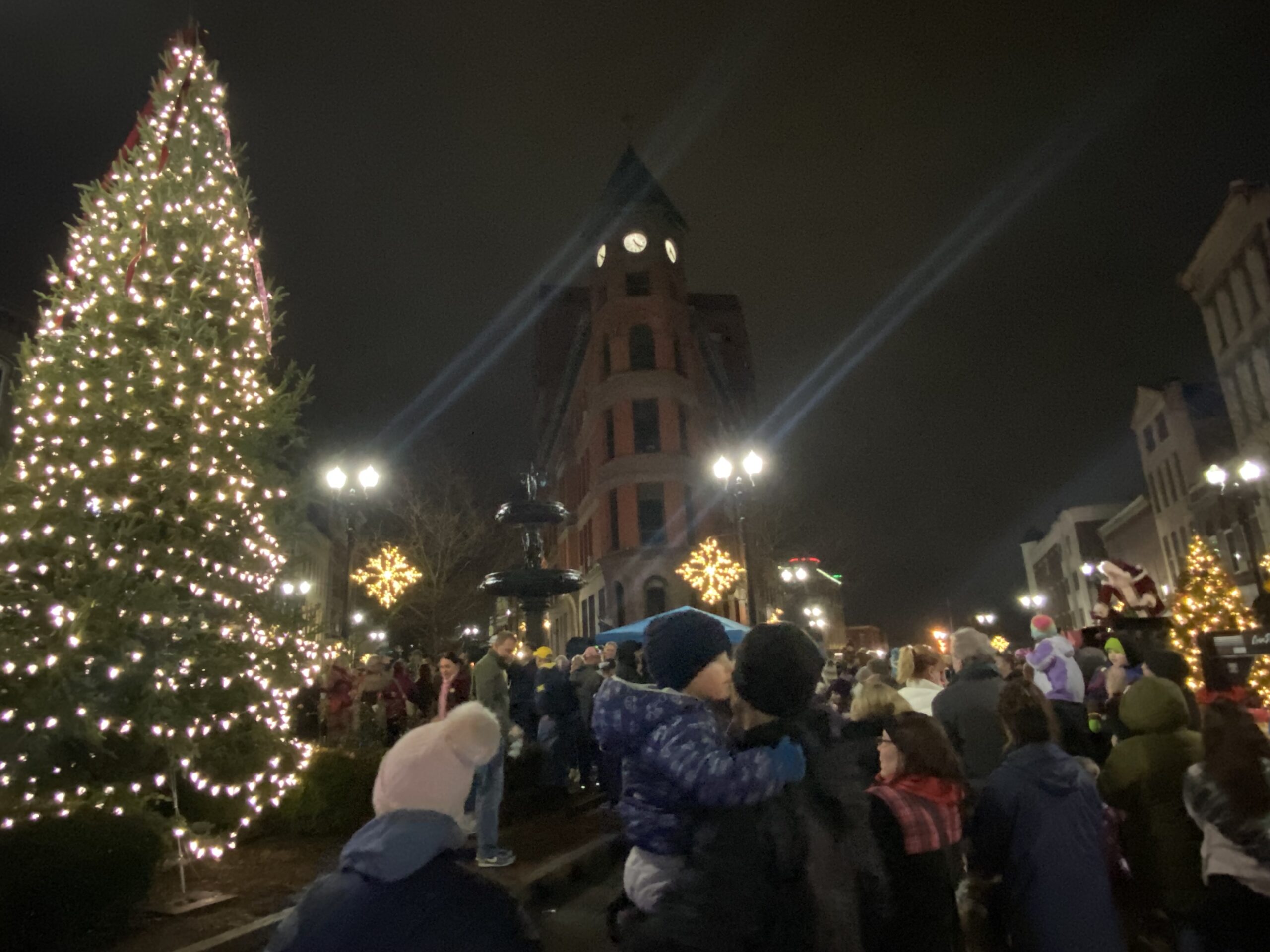 Weather holds off for Warren Christmas Walk News, Sports, Jobs
